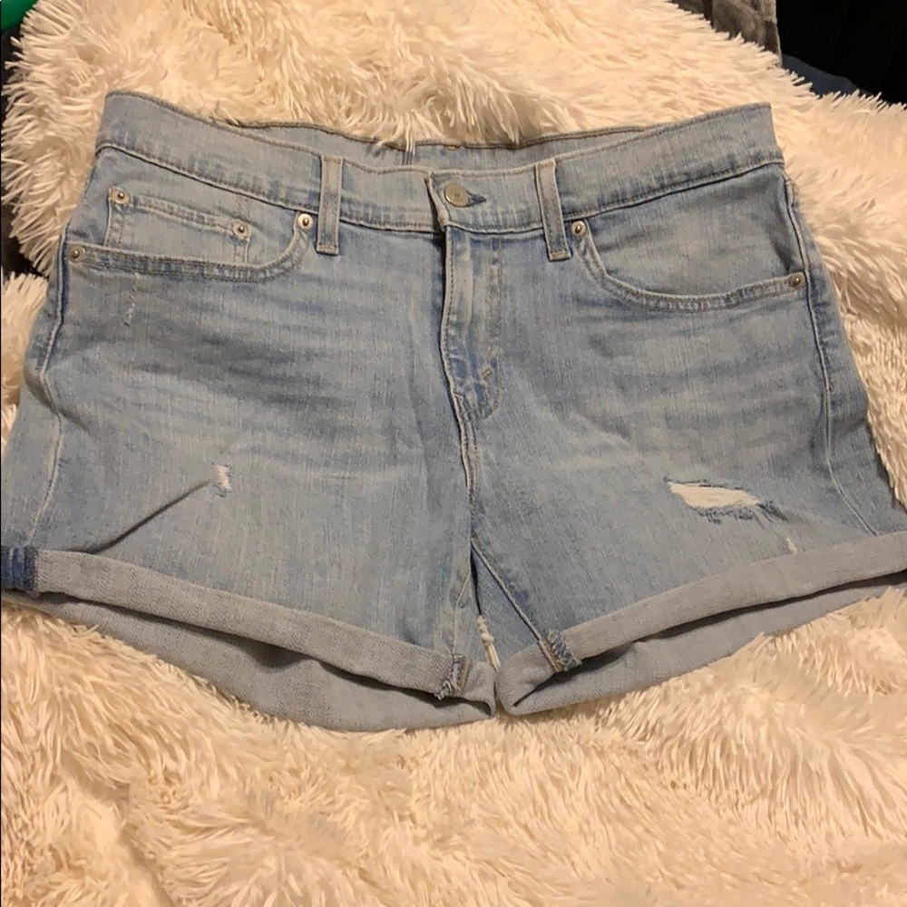 NWOT! Levi light wash denim shorts
